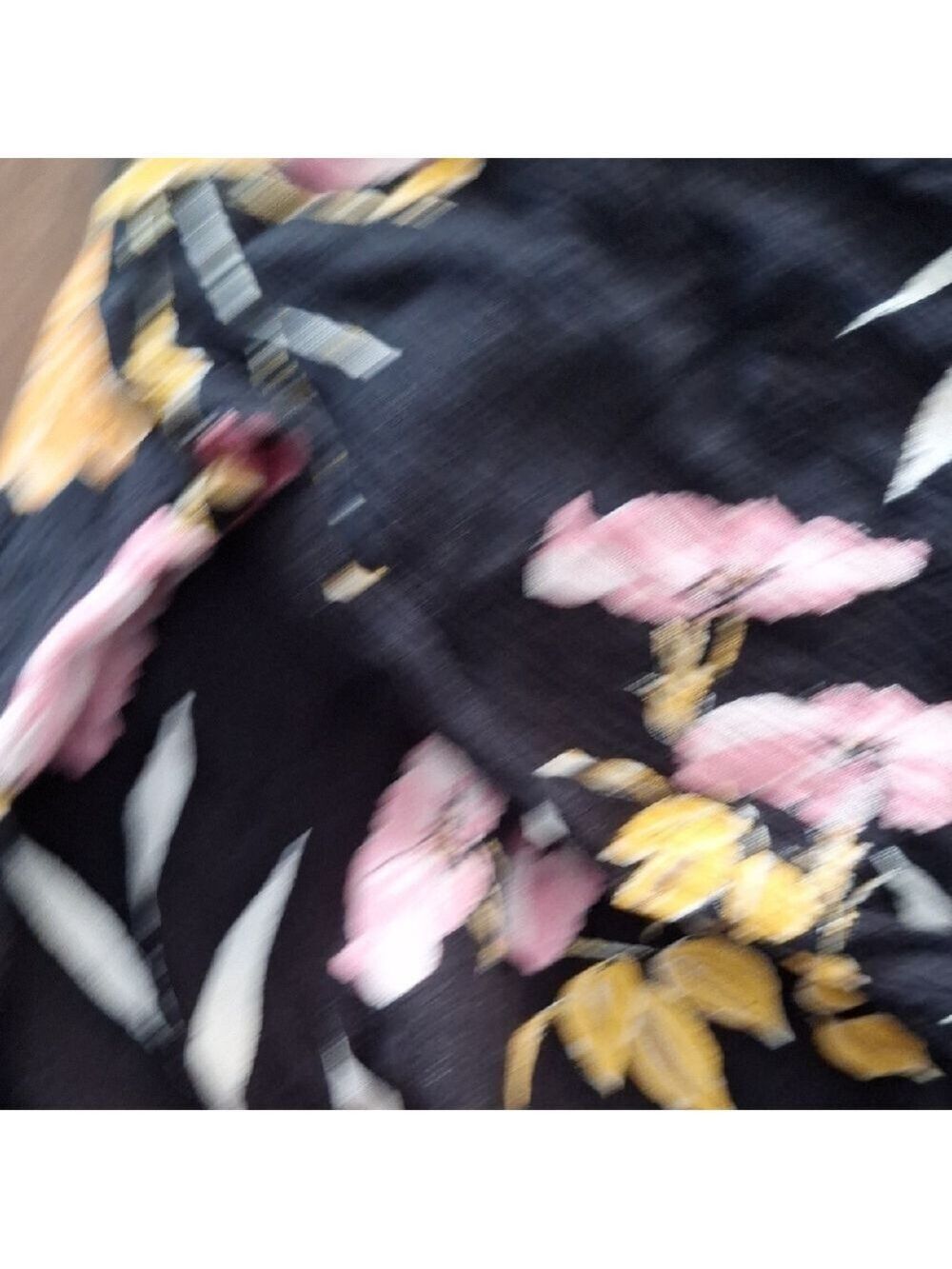 Guess Black Floral Crop Top Size Large - Picture 6 of 9